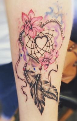  Tatouage attrape rêve avec des fleurs et un centre en forme de cœur